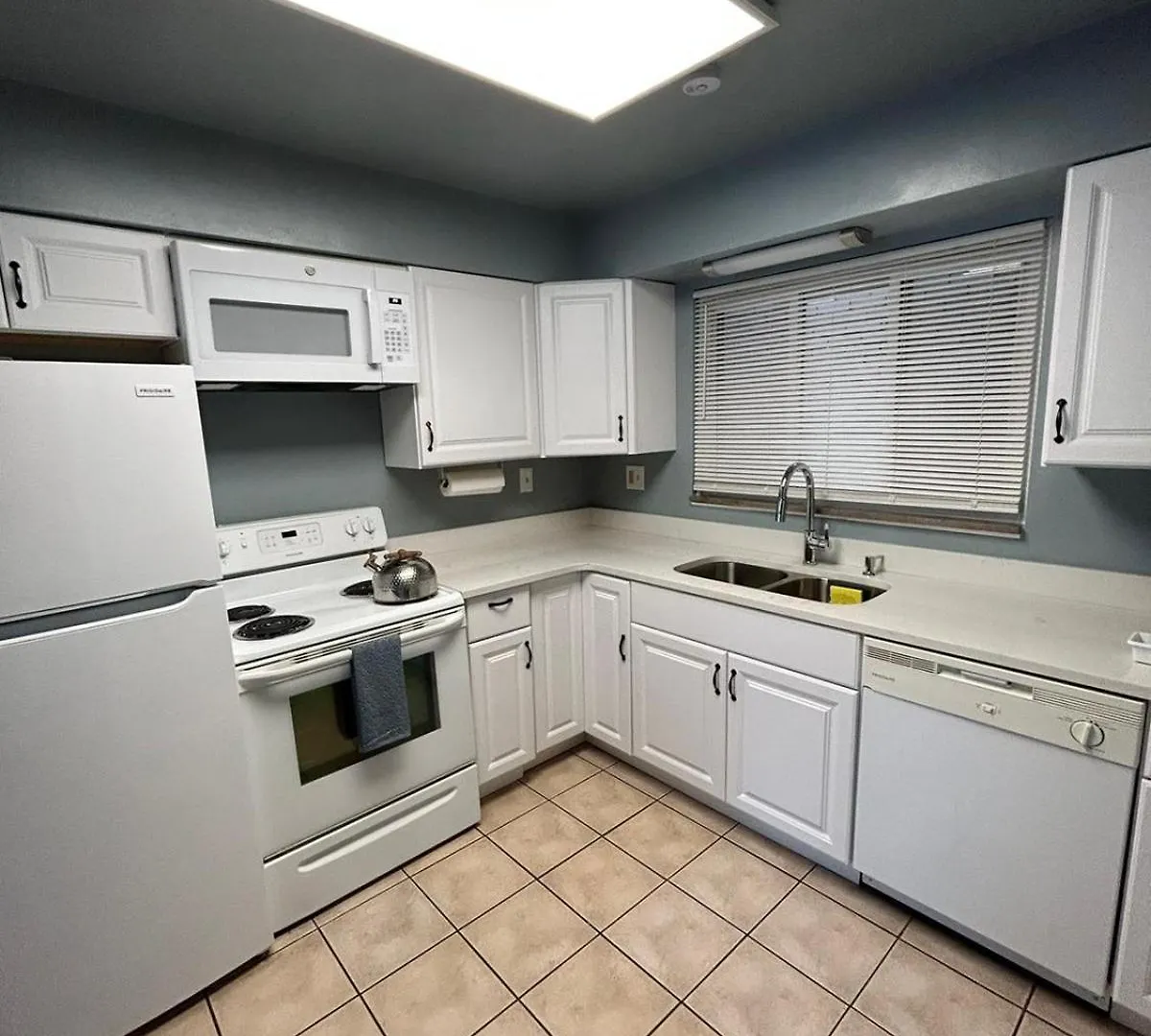 Beautifully Furnished Two-Bedroom Unit, Loaded With Appliances And Ample Parking Pittsburgh 0*,
